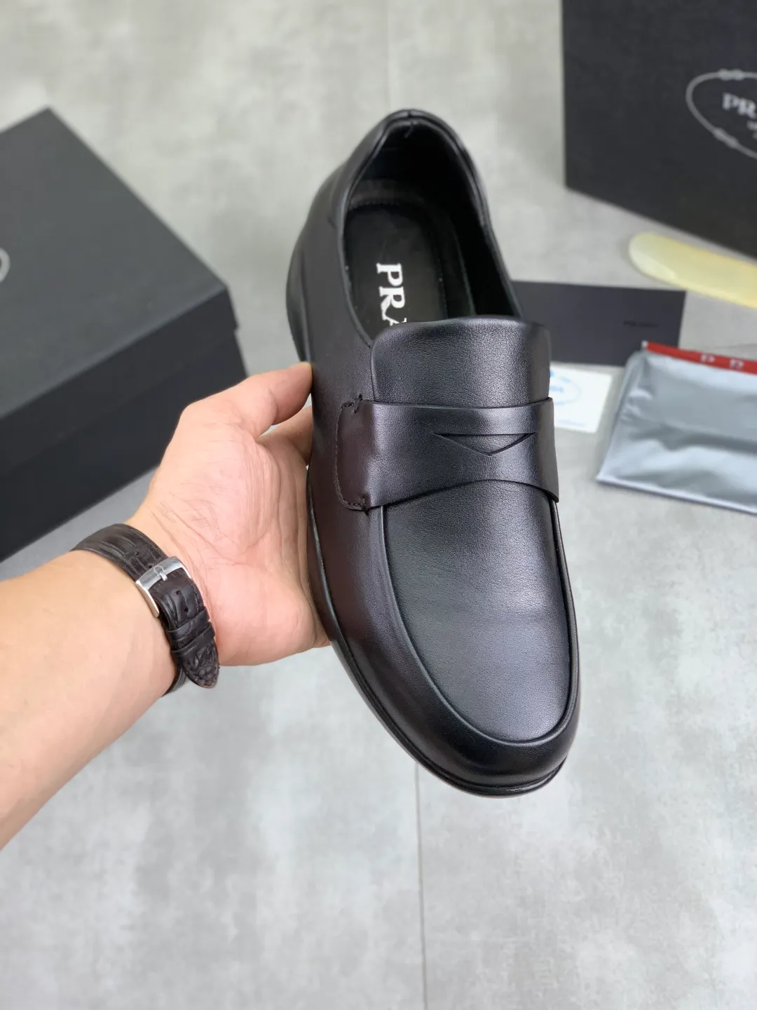 Men's men's shoes💰P580💰【New style】Top quality, classic popular models on the official website, timeless for a century,🆘 The trendy brand (Prada) mainly promotes popular models, avant-garde and versatile fashionable men's shoes, private version molding, cowhide surface splicing 1:1 oil edge processing... fashionable and simple, original imported cowhide interior cowhide feet; the atmosphere and personality are more fashionable, eye-catching and pursuing class. It will subvert old ideas and be a must-have for fashionistas who want to spend time with you! Must keep it! High-end comfort, high-end quality workmanship. Size: 38-44 Available in black. full package